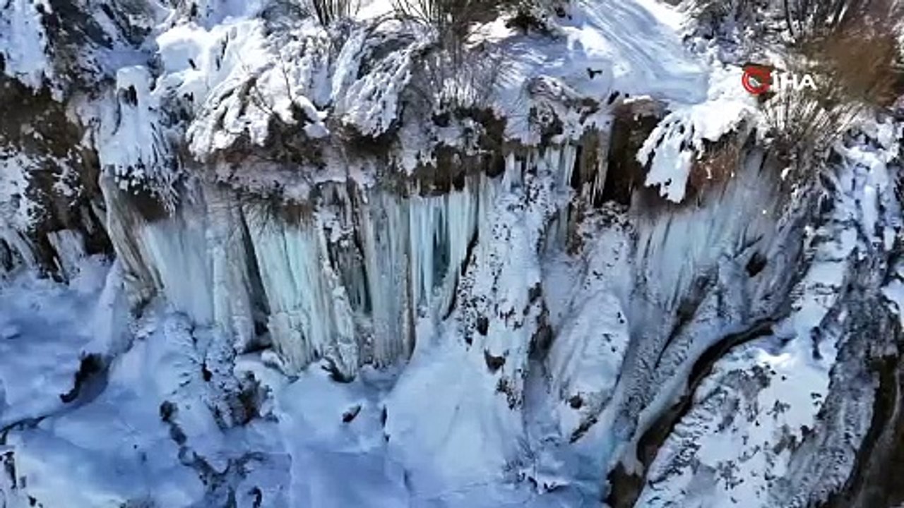 Şelale dondu ortaya bu manzara çıktı!