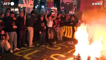 Manifestanti in piazza a Tel Aviv per il rilascio degli ostaggi