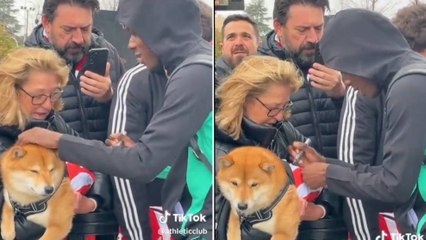 Nico Williams ya firma autógrafos hasta a los perros...