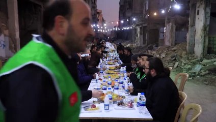 السوريون يفطرون وسط أنقاض حي مدمر في دمشق
