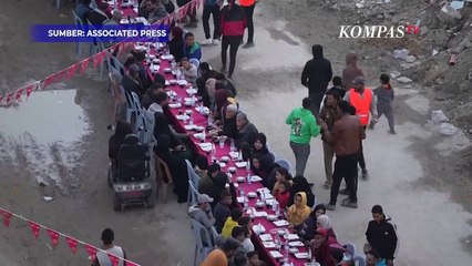 Suasana Warga Palestina Buka Puasa Pertama Ramadan 2025 di Antara Reruntuhan Bangunan Gaza
