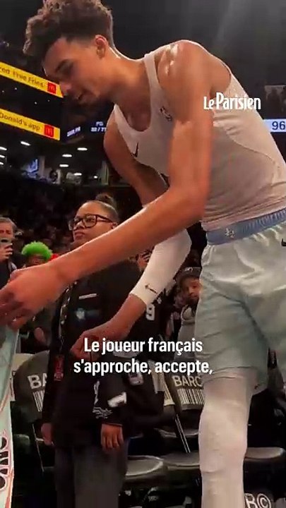 Wembanyama offre son maillot à un enfant, son père le vend aux enchères