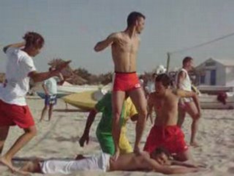 Séance de surf sur la plage pour Mehdi et Atef