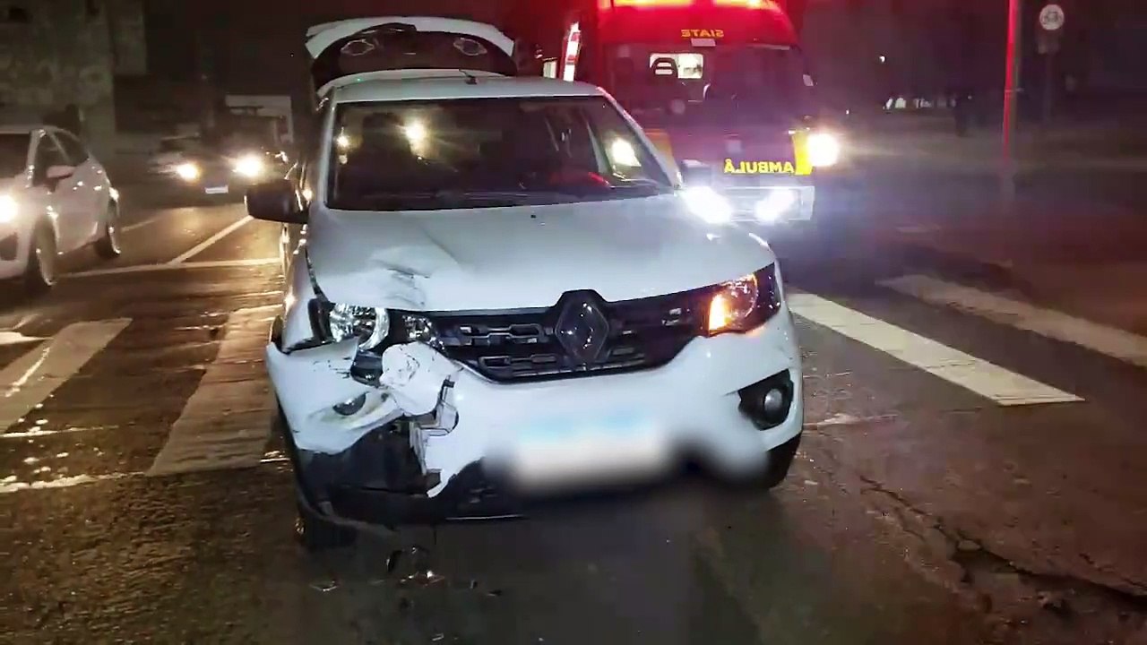 Mulher fica ferida em acidente entre carro e moto na Avenida Tancredo Neves
