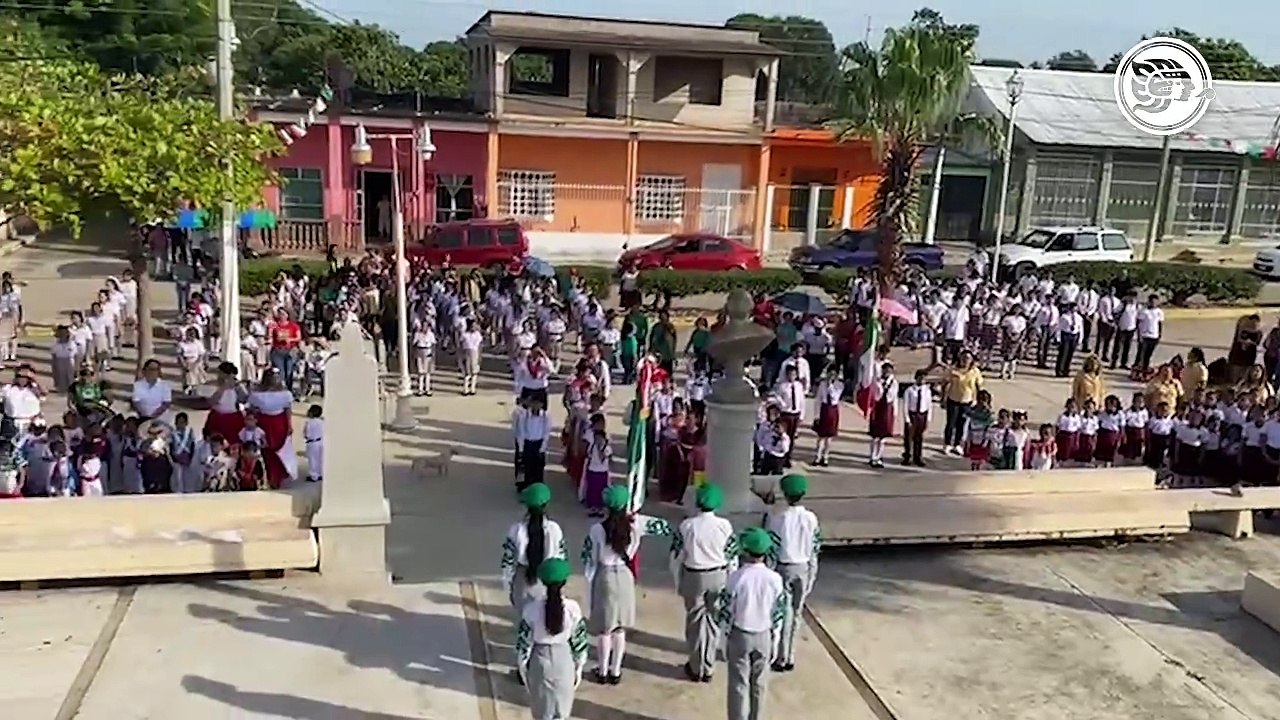 Arrancan fiestas patrias con desfile y homenaje a niños héroes