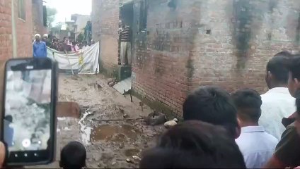 पीलीभीत के बरखेड़ा में भारी बारिश के चलते आवादी में पहुंचा मगरमच्छ