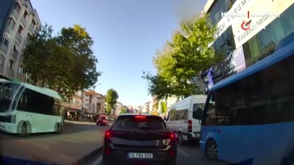 Maltepe'de motosikletli terörü! Minibüsün aynasını kırıp kaçtı