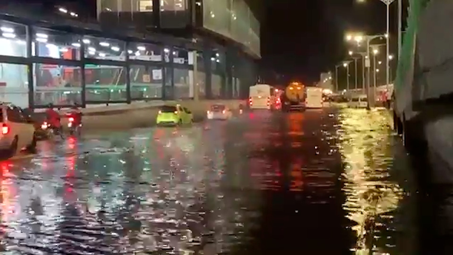 CDMX: Fuerte lluvia deja impresionante inundacin en Insurgentes Norte a la altura de Indios Verdes