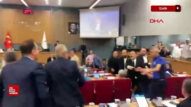 İzmir Büyükşehir Belediyesi'nin meclis toplantısında arbede çıktı