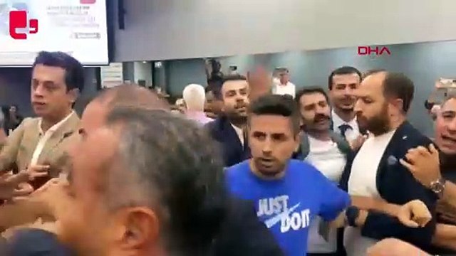 İzmir Büyükşehir Belediyesi'nin meclis toplantısında arbede çıktı