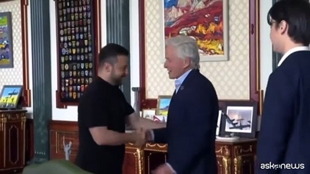 Zelensky incontra l'attore Michael Douglas (e il figlio Dylan) a Kiev