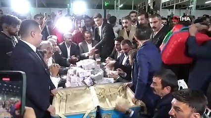 Aşiret düğününde takı şov: Damat ve geline bir servet takıldı