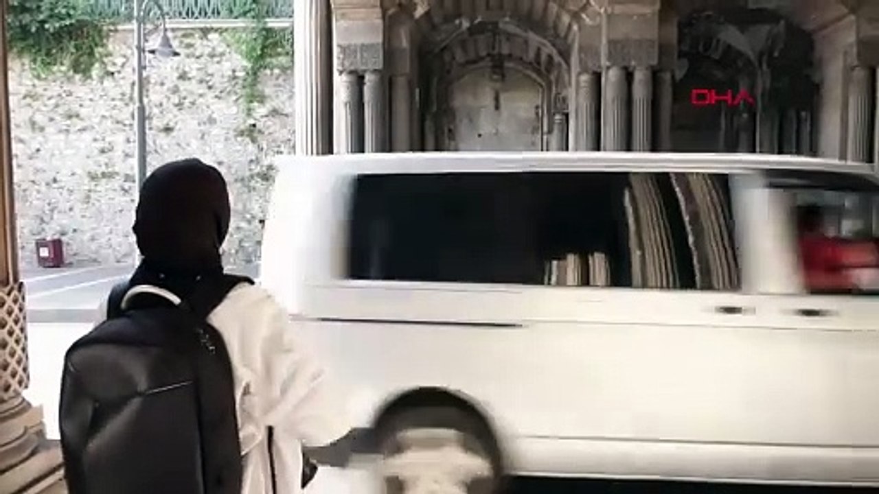 İki sarayı birbirine bağlayan tarihi geçit, yazı tahtasına döndü