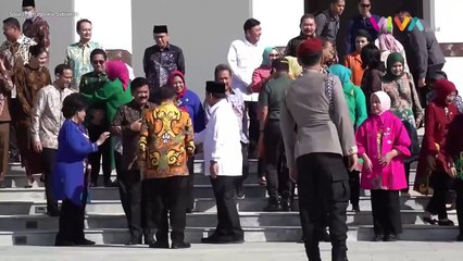 Prabowo Tertunduk Tahan Tangis Saat Beri Applause Jokowi