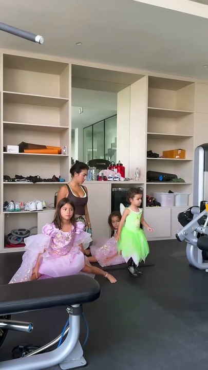 Georgina Rodriguez alonga com filhas