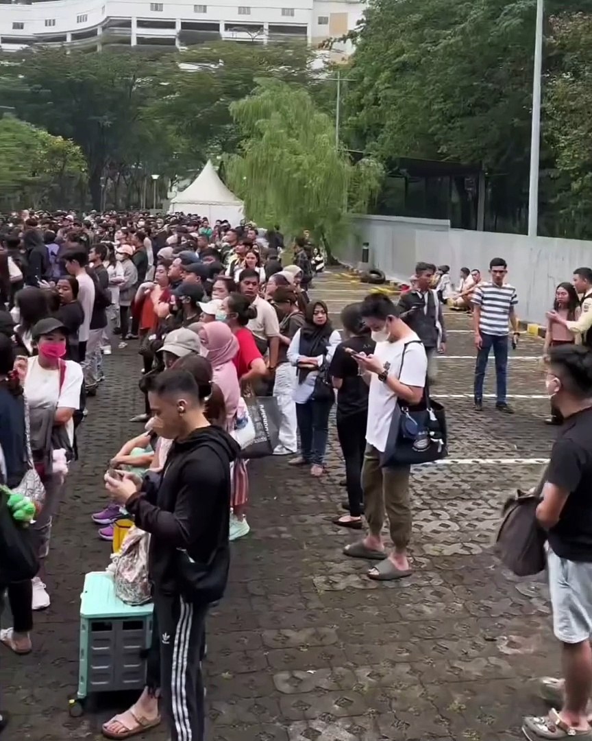 Viral Antrian Panjang Para Calon Pembeli Boneka Labubu