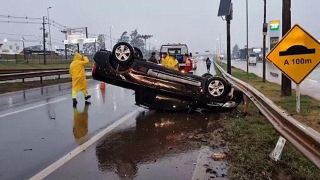 Saveiro capota após colidir com HB20 no Trevo Cataratas