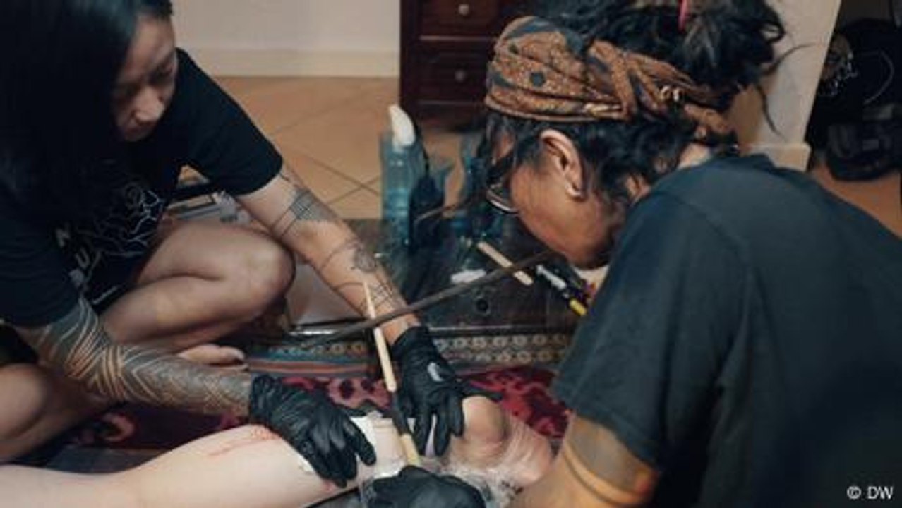 Hand Tapping: Traditionelle indonesische Tattoos
