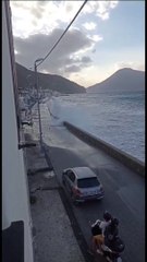 Lipari, violenta mareggiata ad Acquacalda: invase la sede stradale e le case