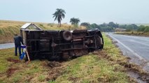 Carregada com leite, F350 tomba no canteiro central da rodovia BR-163 em Cascavel