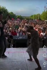 Idosa perdida há 8 meses é flagrada invadindo palco e dançando em festival