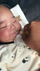 Cute baby - Memberi makan bayi yang sedang dalam masa tidak mau minum seteguk pun