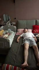 Cute baby - Ayah berinteraksi dengan bayinya sebelum tidur. Meskipun tawa itu sangat menyembuhkan, sekarang sudah lewat jam sepuluh malam