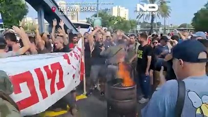 عائلات الرهائن في غزة يتهمون الحكومة الإسرائيلية بالمماطلة ويغلقون جسراً في تل أبيب