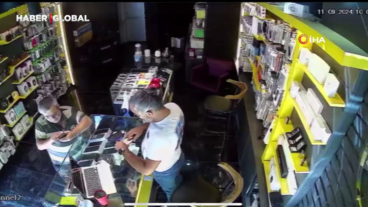 Çöken tavanda asılı kalan işçinin görüntüleri gündem oldu