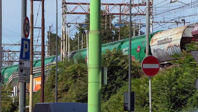 Soccorritori e tecnici di Rfi al lavoro nell'area dell'incidente ferroviario