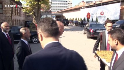 Cumhurbaşkanı Erdoğan’dan gazetecilere kandil simidi ikramı