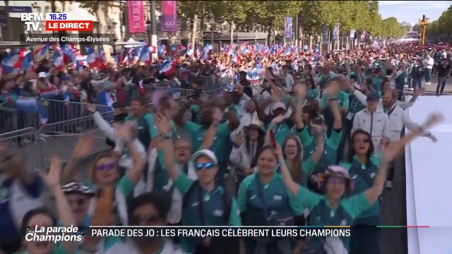 Parade des JO: 1200 volontaires tirés au sort défilent sur les Champs-Élysées