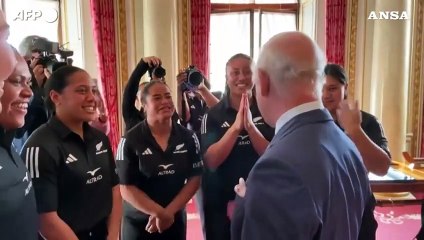 Gb, caloroso abbraccio delle rugbiste neozelandesi a re Carlo