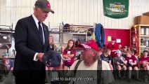 Usa, Biden indossa un cappello di Trump e scherza con un fan
