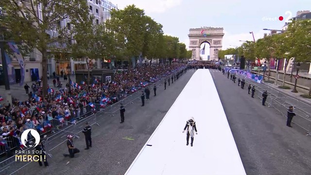Parade des Champions : Regardez l'ouverture de cette grande fête sur les Champs-Elysées avec le voleur de flamme et un feu d'artifice en bleu-blanc-rouge autour de la Place de l'Etoile