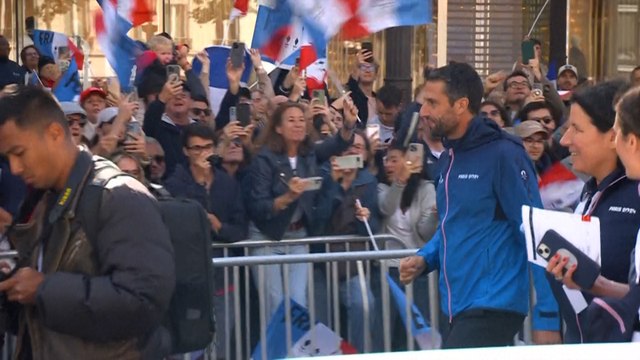 JO Paris 2024 : sur les Champs-Elysées, une foule nostalgique acclame une dernière fois les champions