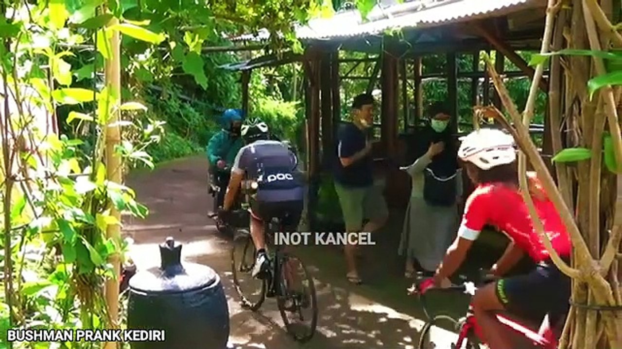 Mannequin Prank - Arjuna Bocil almost got hit by a motorbike -- bushman prank