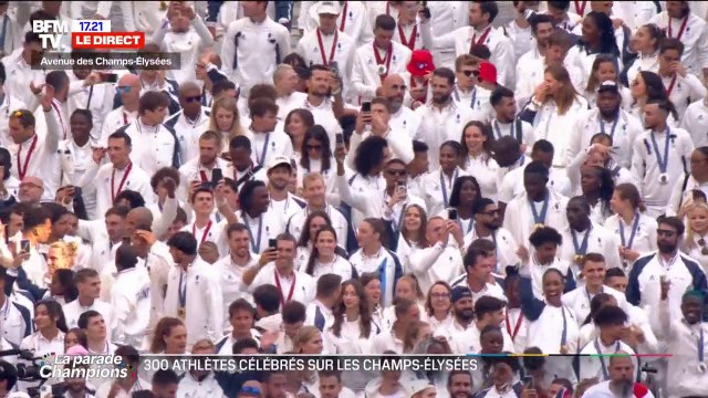 Parade des JO: les athlètes français s'élancent sur les Champs-Élysées sous les applaudissements du public