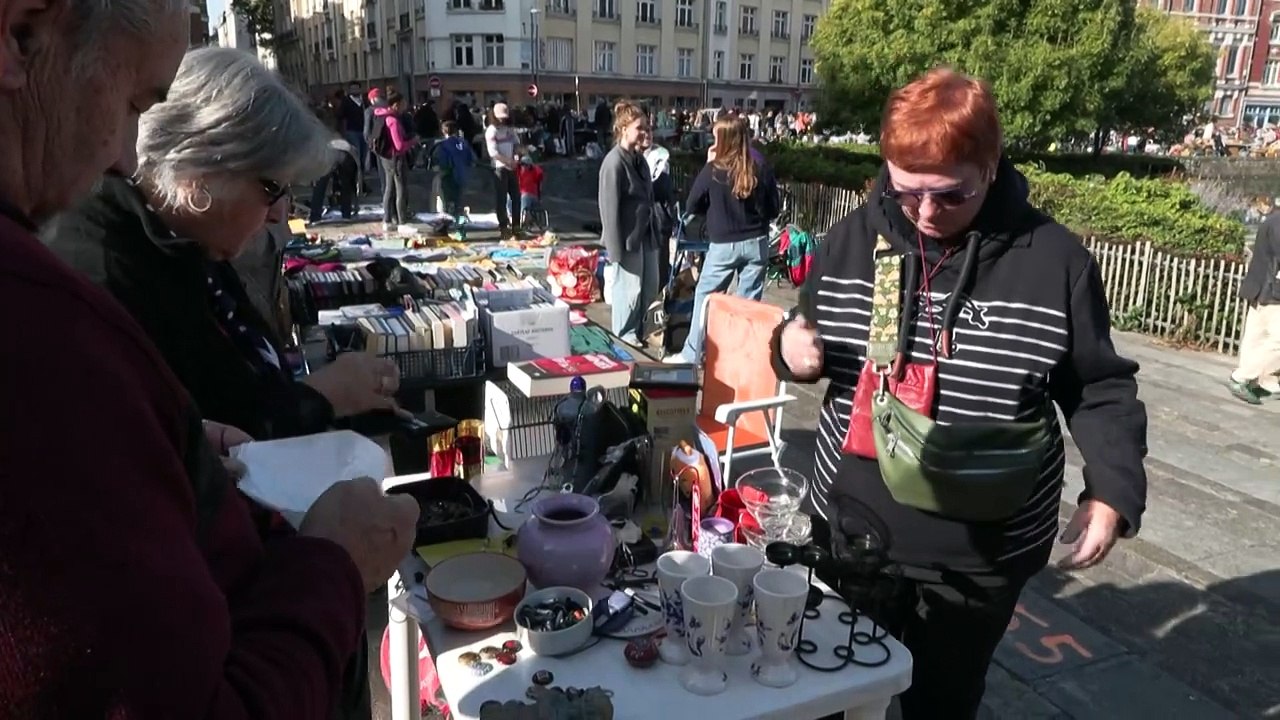A la Braderie de Lille, des badauds entre achat utile et achat compulsif