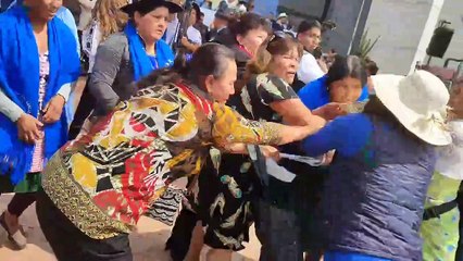 Video: Peleas en sesión de honor en Cochabamba; un grupo de mujeres protestó por el reconocimiento otorgado a Evo