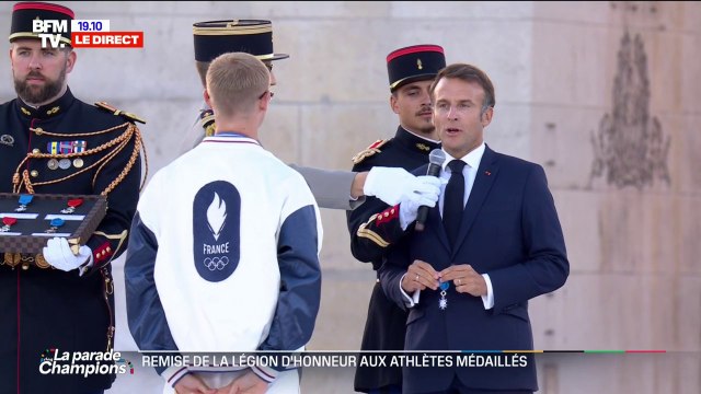 Parade des JO: Emmanuel Macron remet les insignes de chevalier de l'Ordre National du Mérite à Félix Lebrun