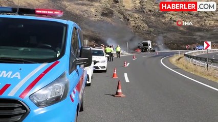 Erzincan'da Seyir Halindeki Tır Alev Alev Yandı