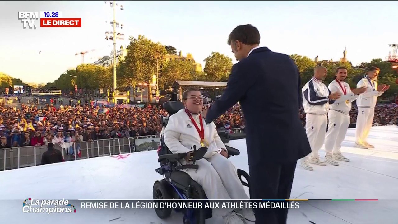 Parade des JO: Emmanuel Macron remet la Légion d'honneur à la championne paralympique de boccia, Aurélie Aubert