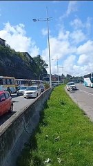 Criança de 10 anos sem capacete sofre acidente de moto em Salvador; assista