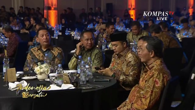 Menteri Azwar Anas Serahkan Piala Apresiasi Deretan Daerah Pelayanan & Keterbukaan Informasi Publik