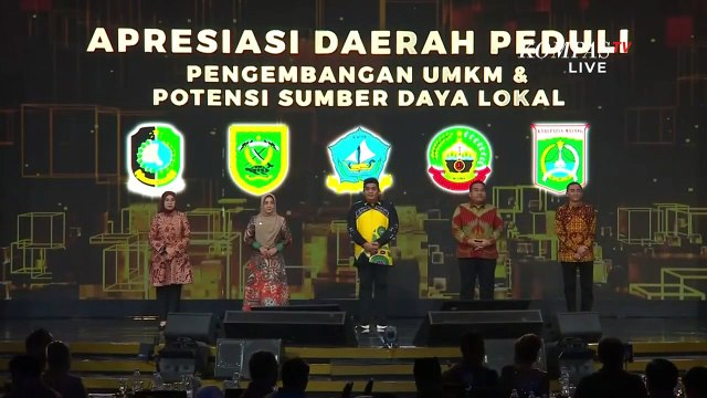 Menteri Teten Serahkan Piala Apresiasi ke 5 Daerah Peduli Pengembangan UMKM dan Sumber Daya Lokal