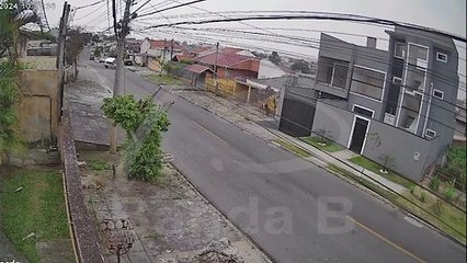 Motorista de 25 anos capota carro e invade casa no Novo Mundo