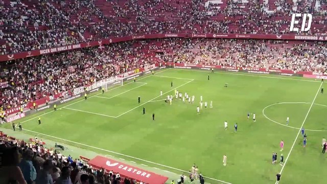 La afición del Sevilla celebra la primera victoria y ovaciona a Navas