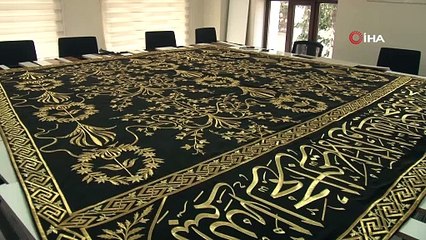 Emir Sultan Türbesi'nin yenilenen sanduka örtüsü yerine serildi