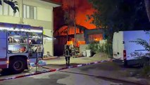 Campi Bisenzio, pauroso incendio in un'ex fabbrica tessile: i vigili del fuoco entrano nel capannone in fiamme (Davide Franco/Fotocronache Germogli)